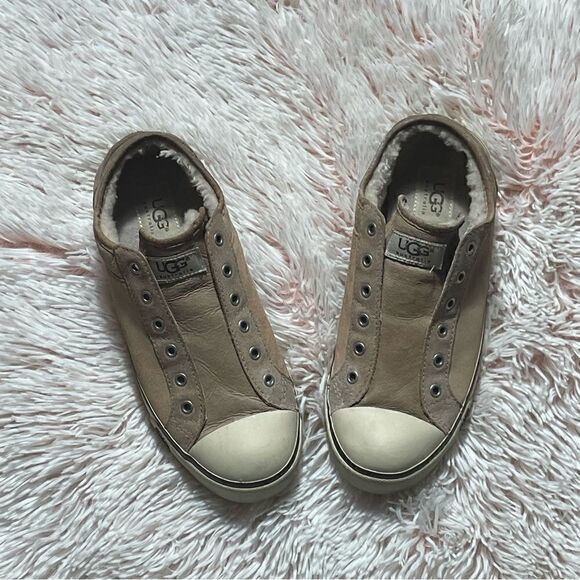 UGG SHOES  - Picture 2 of 11